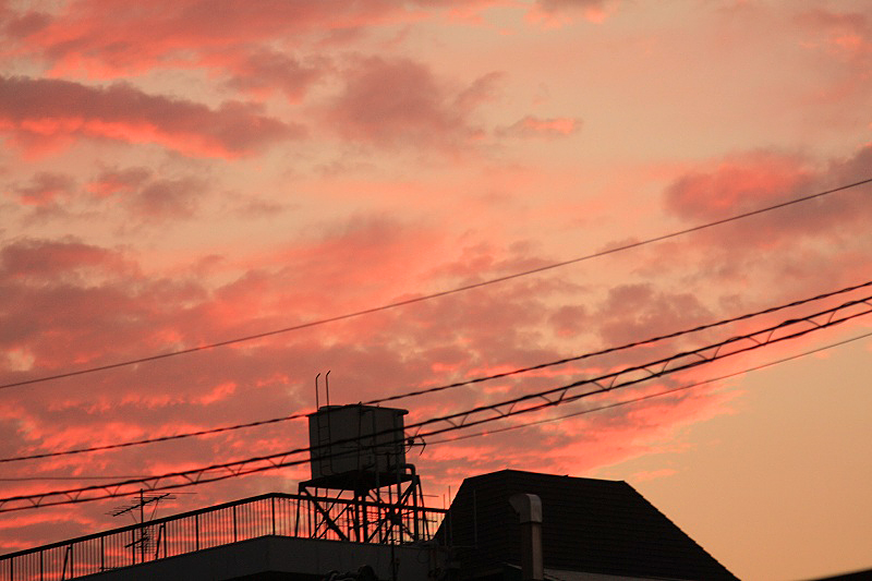 雲の合間から差し込む幻想的な夕陽の光。
