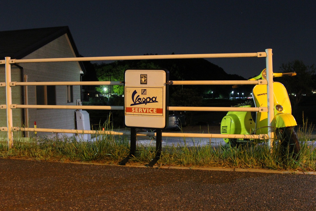 街灯と月明かりに照らされた夜間の仮設看板