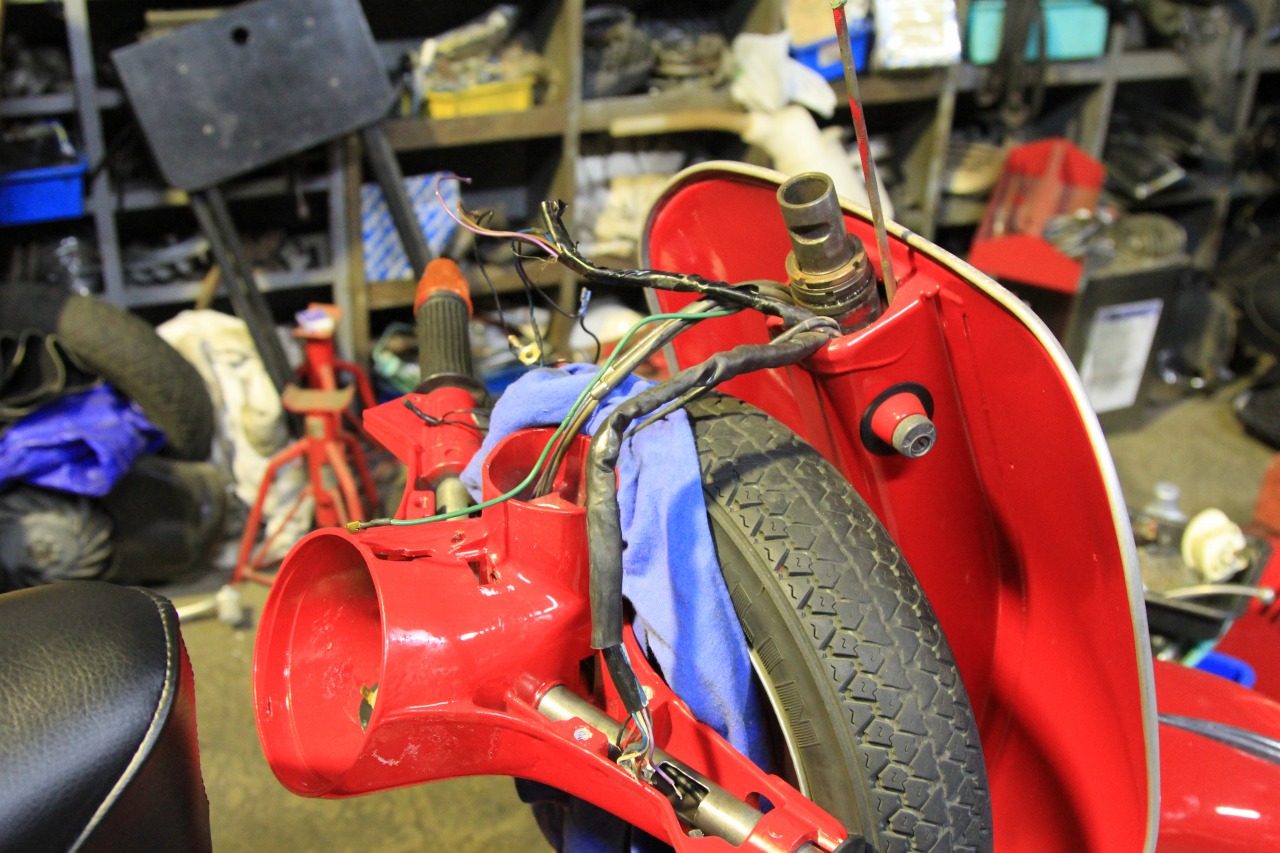 作業中のvespa125ET3のボディ
