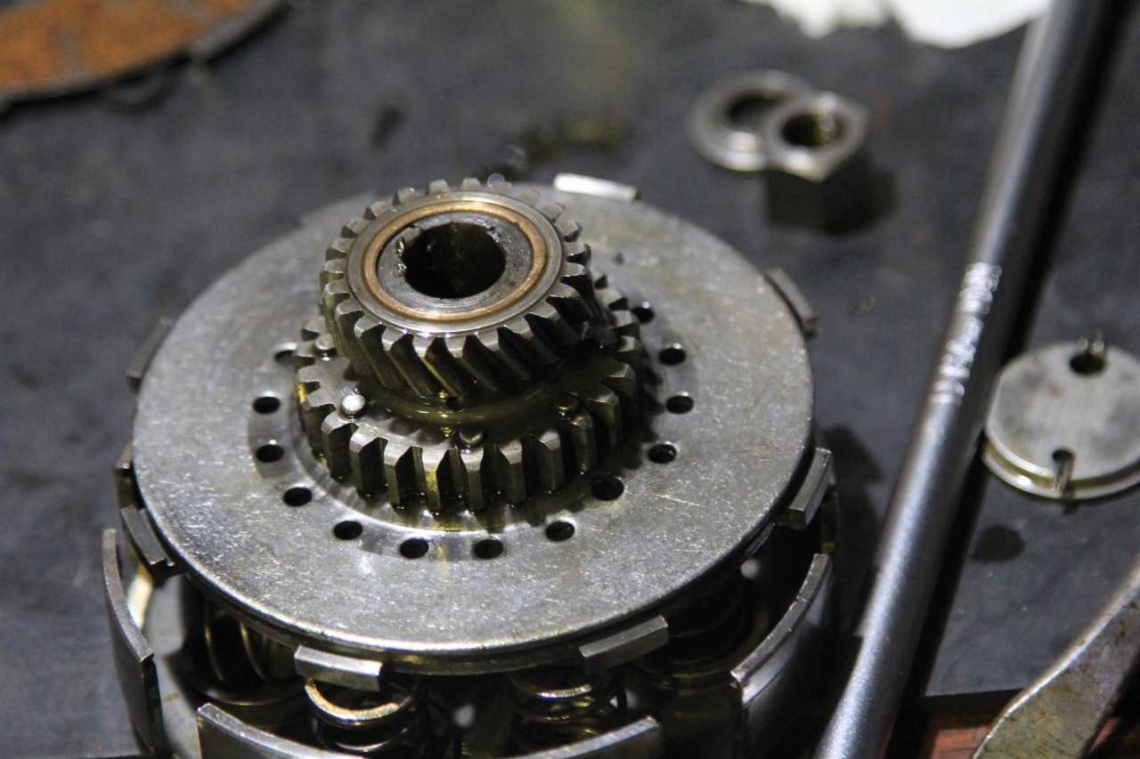 作業用リフトから降ろされる縞々1号