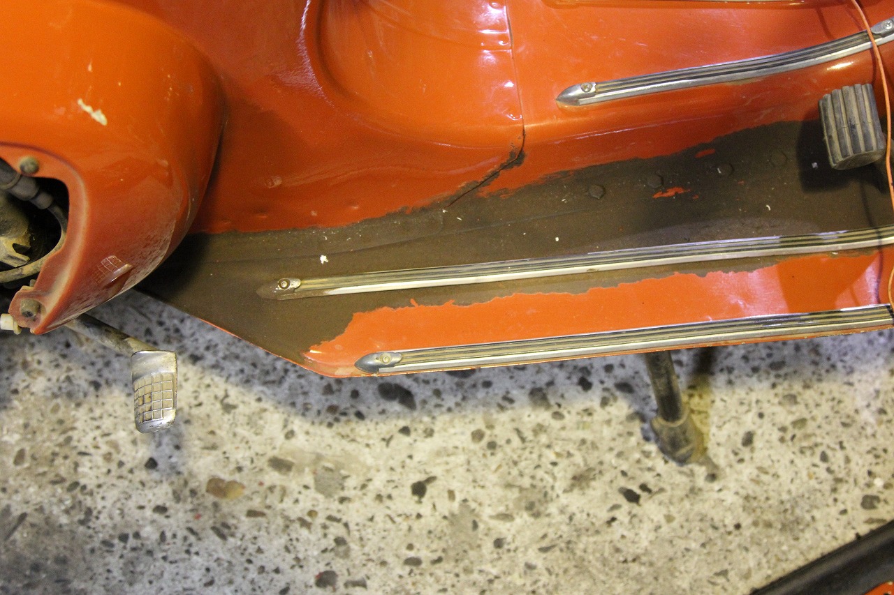 フロアのオイル漏れ修理が必要なvespa50sの車体下部