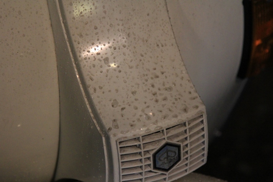 風と砂埃で汚れてしまったばかりの洗車後の車体