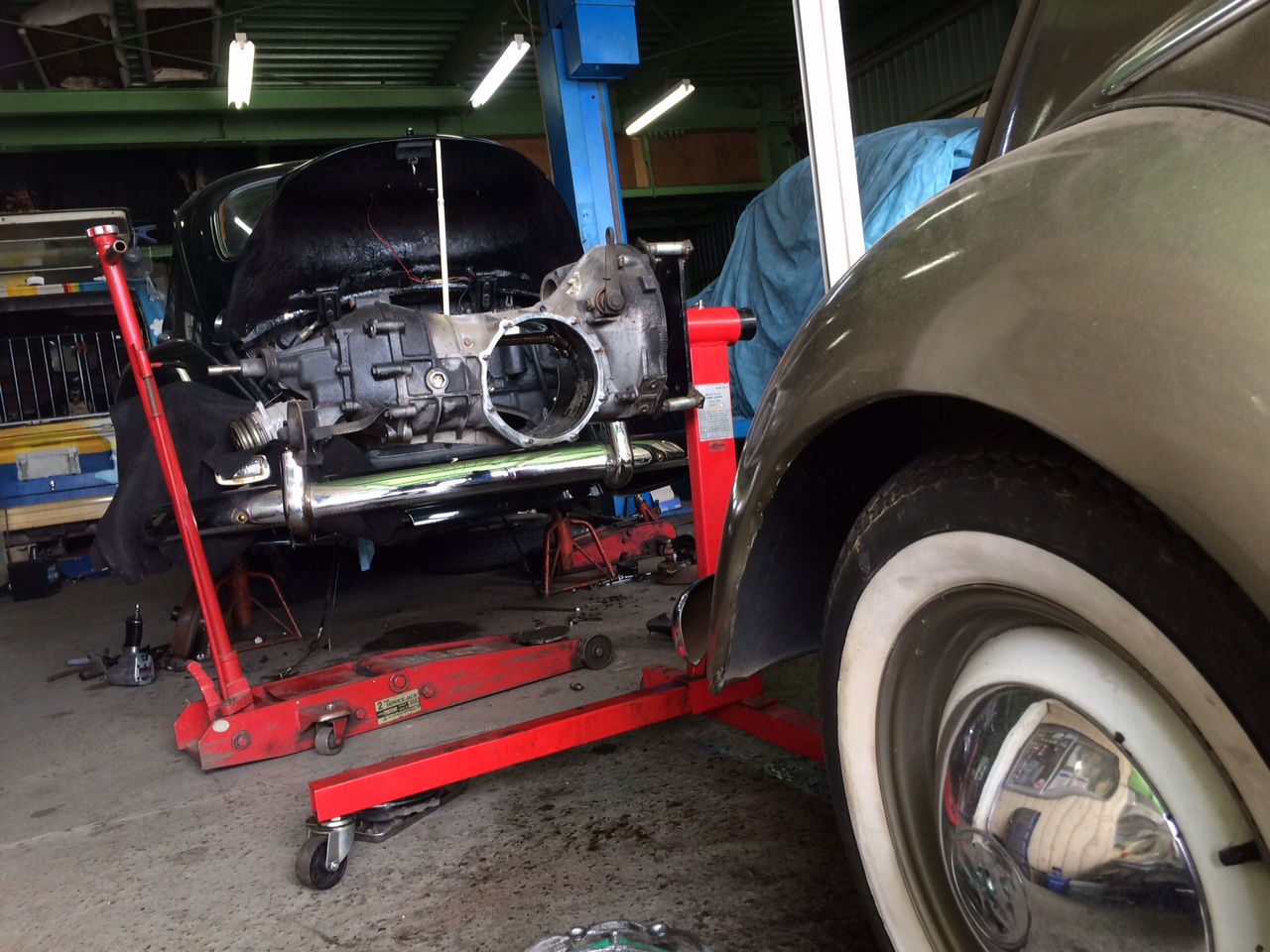 ビンテージVWパーツに囲まれた作業場の様子