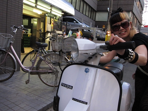 行きつけの惣菜屋の写真に写り込んだレコード屋の店員さん