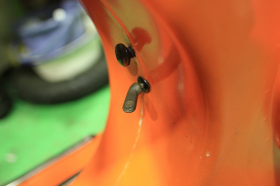 柔らかくなったグロメットを取り付ける作業。