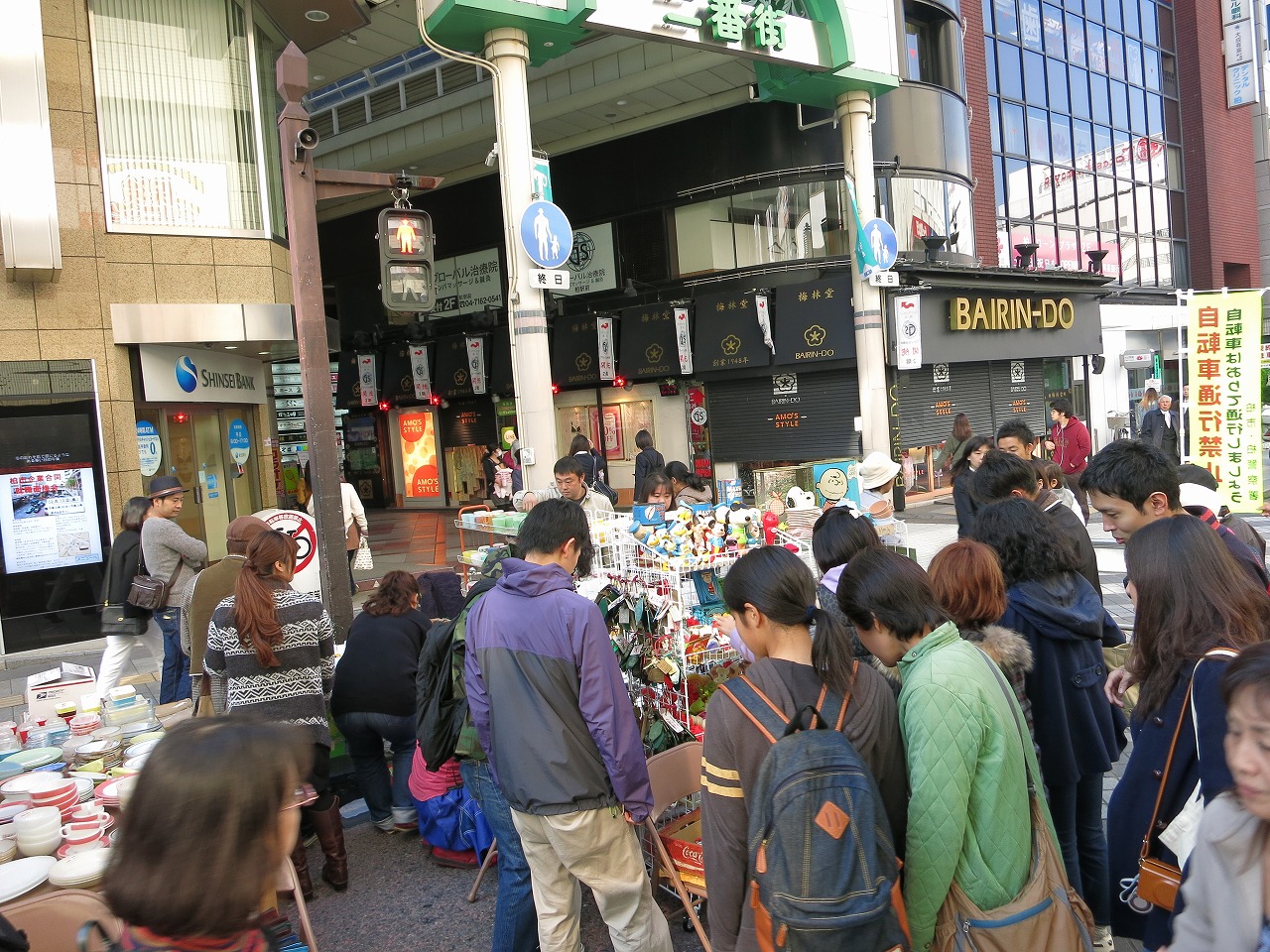 通りに溢れるたくさんの人