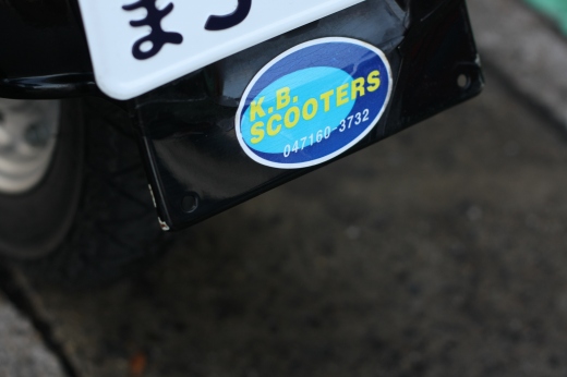 古いナンバープレート下に貼られたK.B.SCOOTERSステッカー