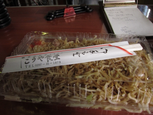 こうや食堂の塩焼きそば。短く切られた麺が特徴的な一皿。
