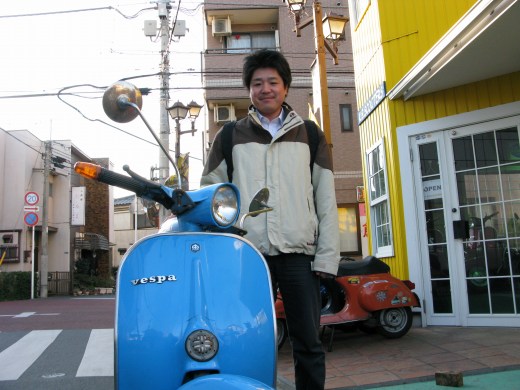 青い50sベスパと一緒に写る若いオーナー