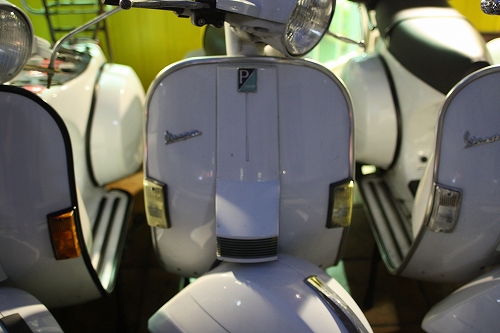 PIAGGIOマーク付きの白いPX200FL。FL2とは異なる細かな仕様も見どころ。