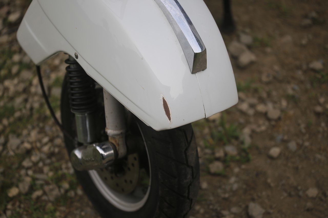 右フロント側にも刻まれた走行の痕跡が残るPX200FL2