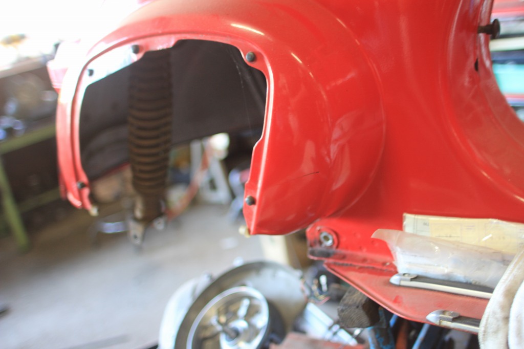 vespa50sの中古車整備作業中のエンジン周辺