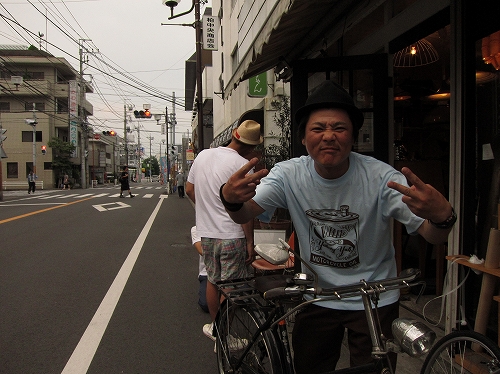 WELLDとYAKETY YAKのコラボTシャツ。オシャレなデザインが特徴的。