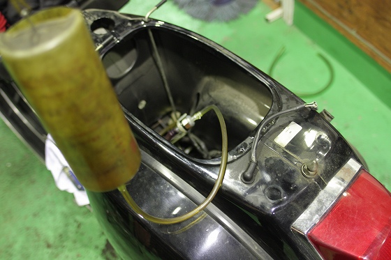 仮タンクで点灯確認中のPXウィンカー