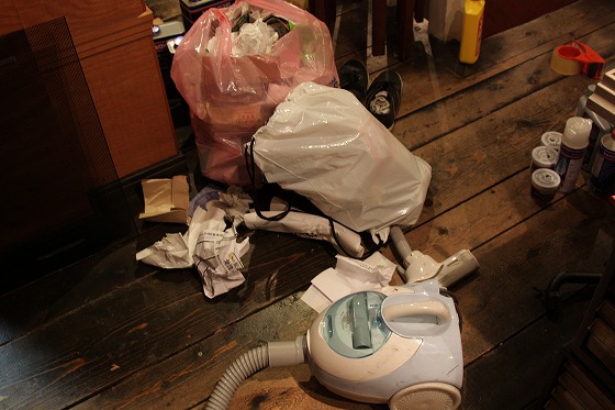 年末の大掃除中、深夜のK.B.SCOOTERSの店内