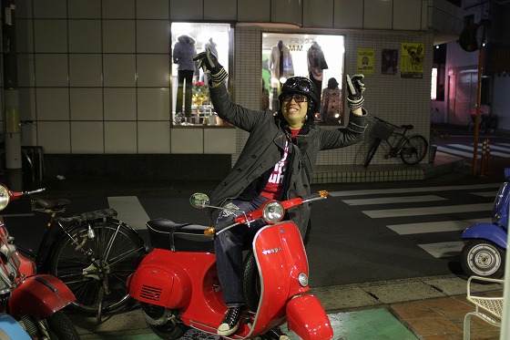 納車された赤いベスパと喜びポーズを決めるK様