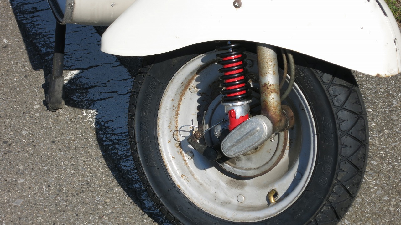フロントブレーキやタイヤを新品に交換したvespa100の前輪