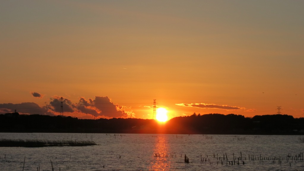 沈みゆく太陽が照らす静かな夕暮れの手賀沼