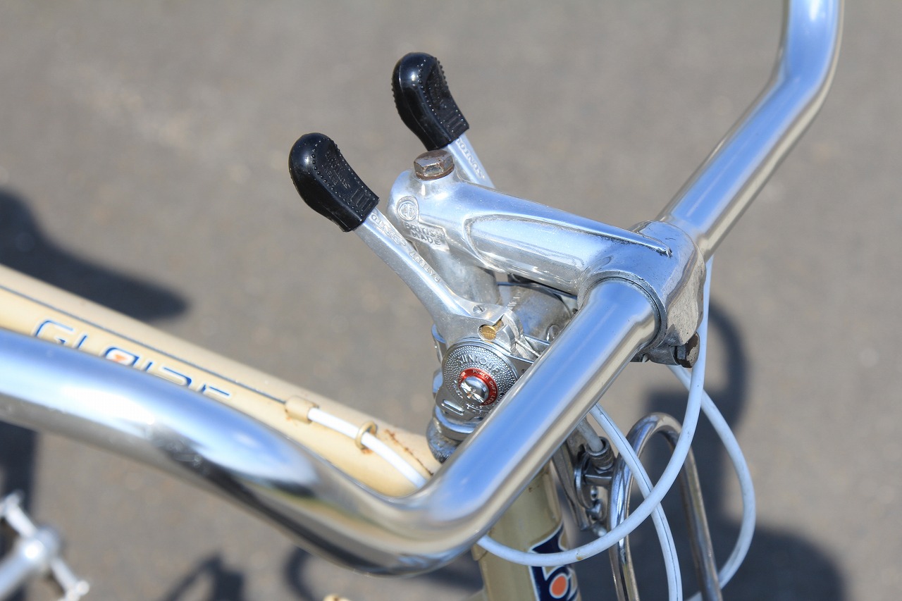 ステムにシフター移設後の自転車のハンドル周辺