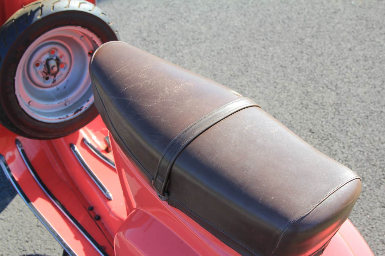 本革で張り替えられたvespa50sのシート