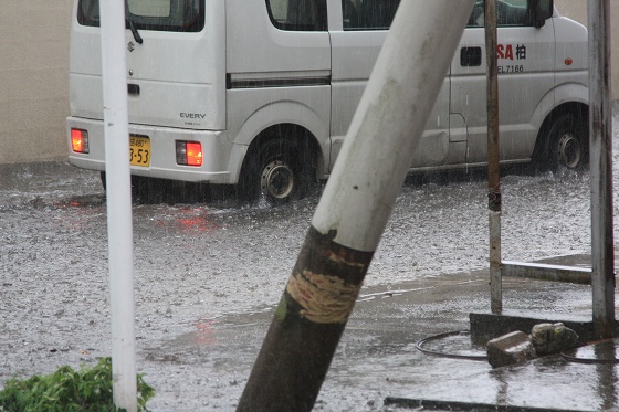 強い雨により店の前が冠水した状態