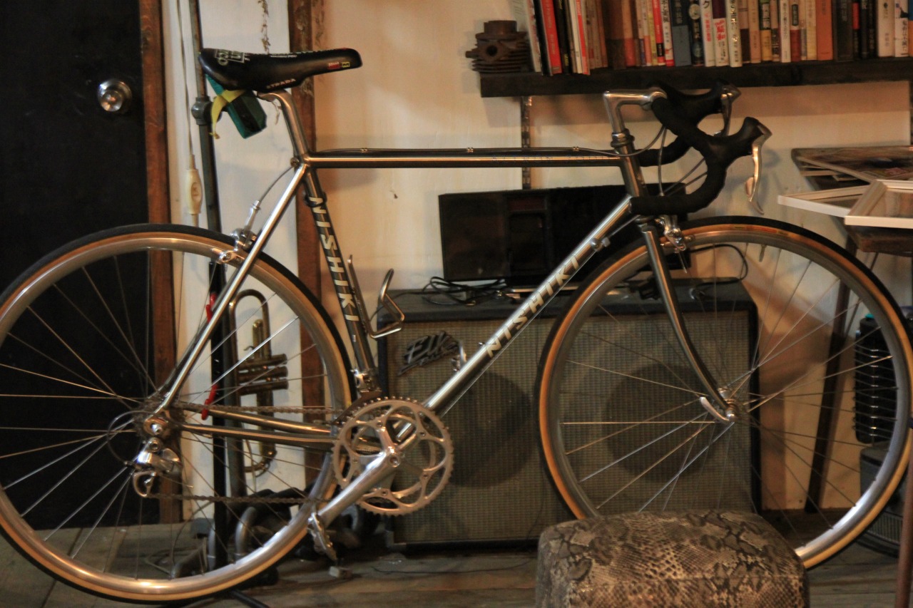 自転車でコンビニへ向かう様子