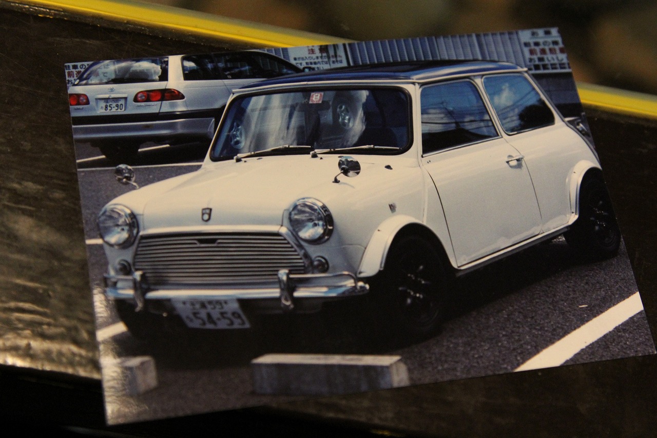内装を剥がして軽量化されたクラシックMINI1000