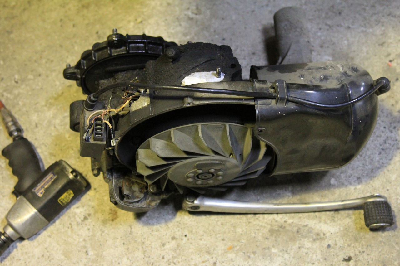 エンジン降ろし直後のVespa RALLYの車体