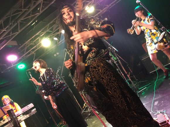 昭和歌謡ロックバンド「マミー＆ビスコティック」のライブ風景
