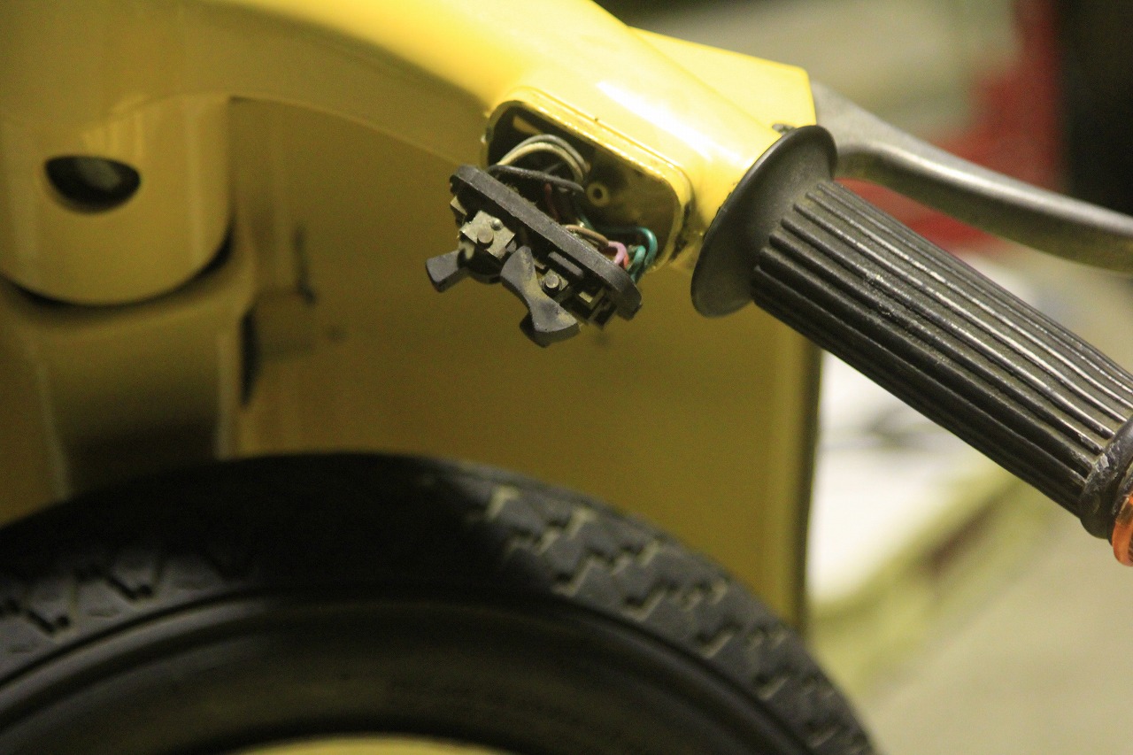 ボディー磨きと最終調整作業中のvespa100
