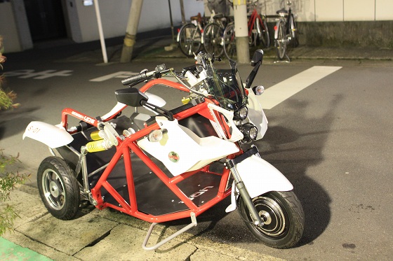車いすが降りた後のEVトライクの外観。