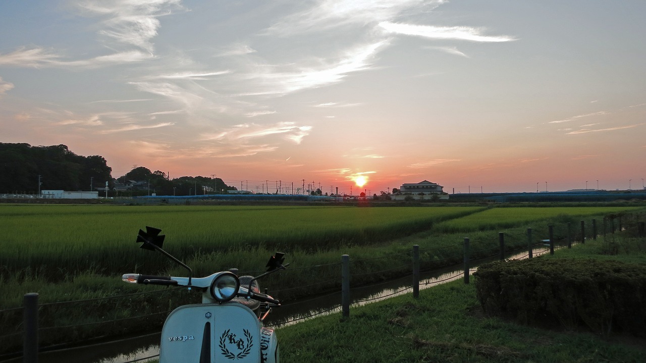 夕日を背にベスパで駆け抜ける風景