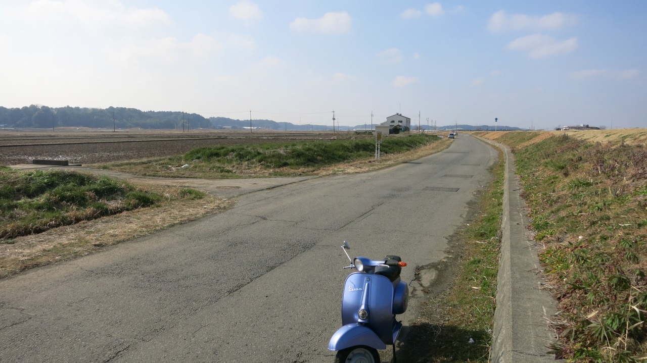 試運転中のベスパと青空、気持ちよさそうな瞬間
