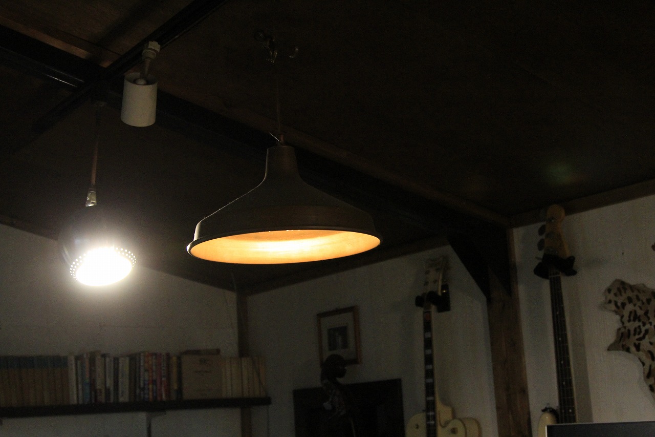 室内の天井照明とLED電球の様子1