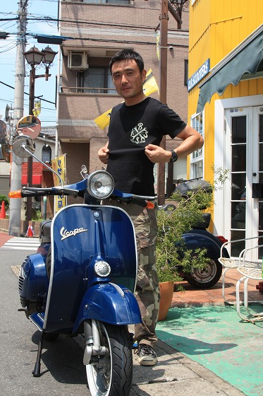 友人てっちゃんへ納車されたvespa125ET3と一緒に写る記念写真。