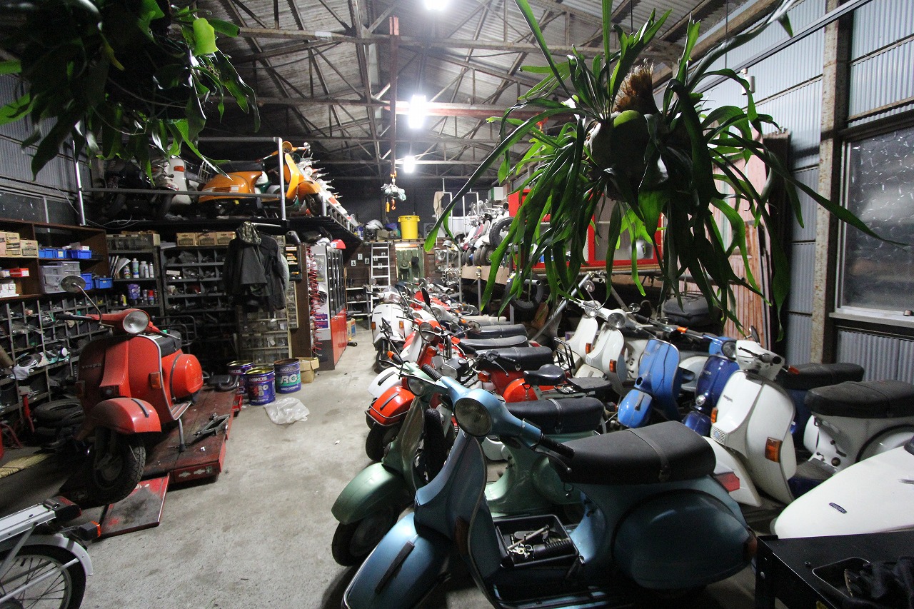 作業車両と工具が並ぶ整った整備スペース