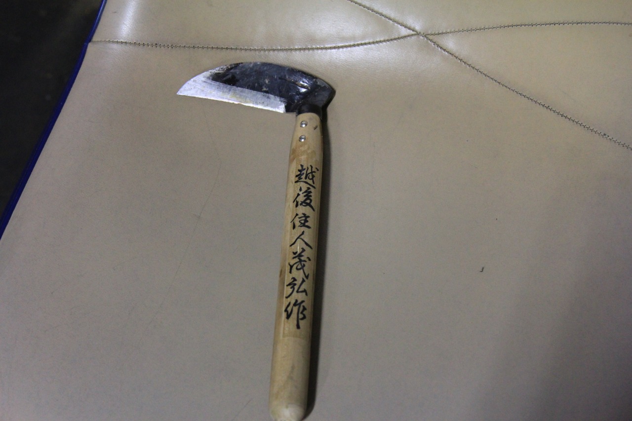 新しく手に入れた鎌をチェック