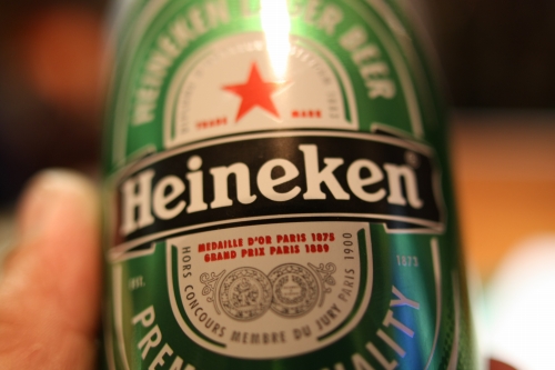 スマイルeがデザインされたHeinekenの缶のアップ