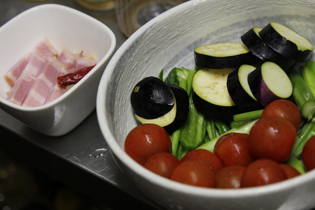 昼休憩中にカットされた自家製野菜の盛り合わせ