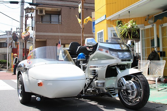 ゴールドウィングのサイドカー付き車両。