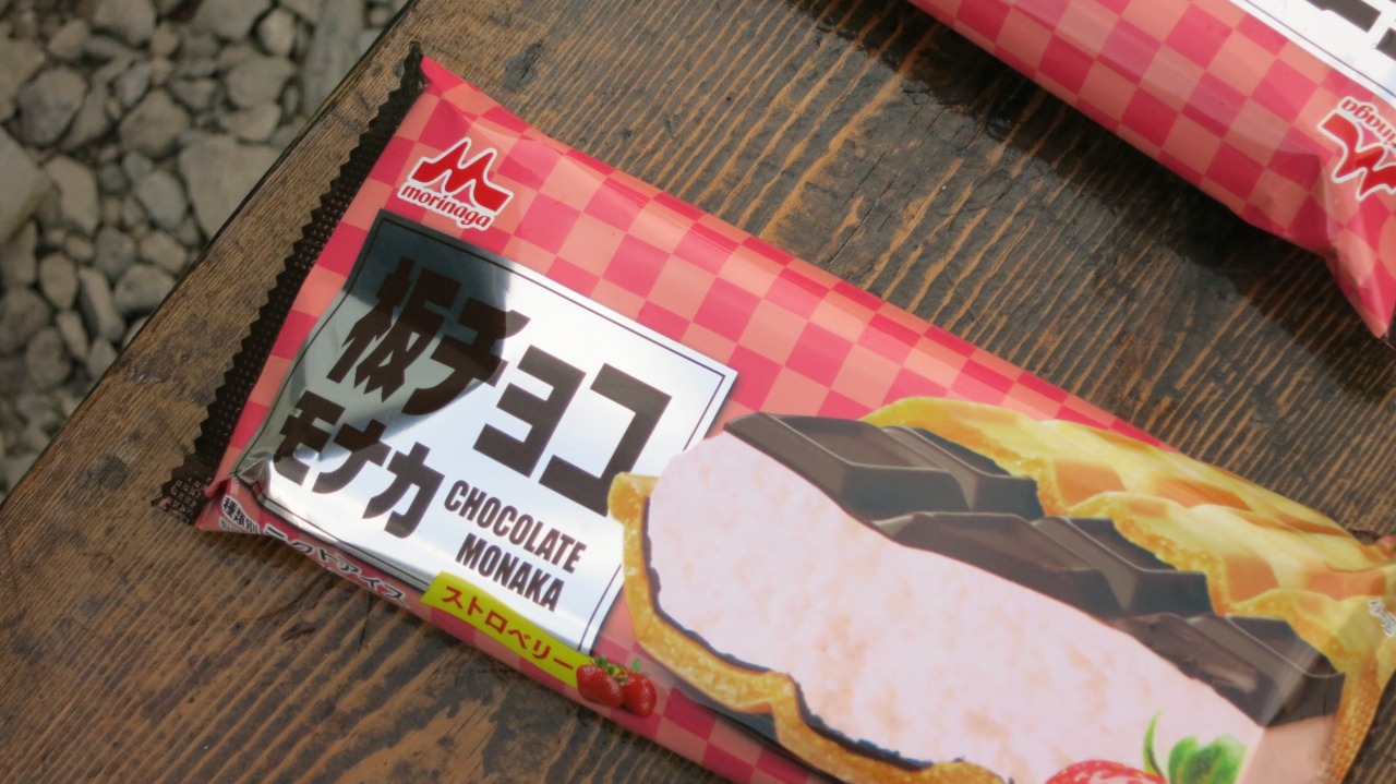 留守番係に買ってきたチョコモナカアイスのパッケージ。