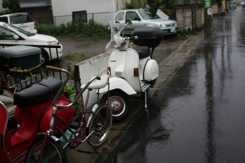 雨の中でも通勤に使われたベスパ