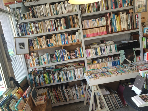 カフェ店内に並べられた選書された古本の棚