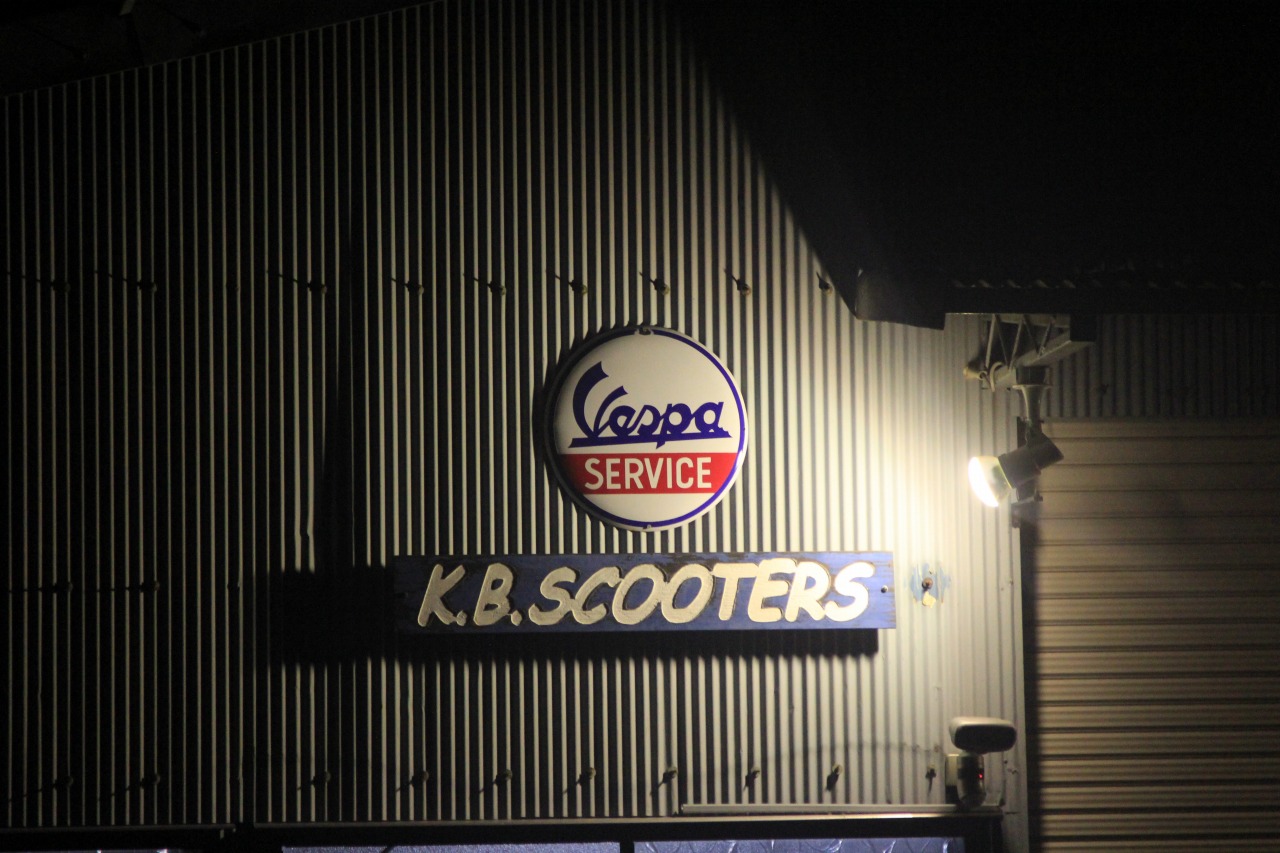 店内側の見えにくい場所にある看板の写真