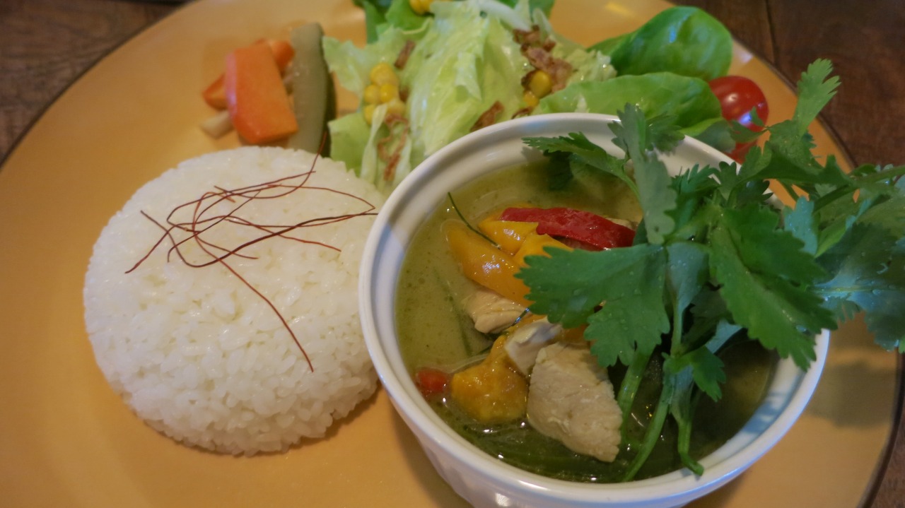 カフェでランチにグリーンカレーを食べた一皿