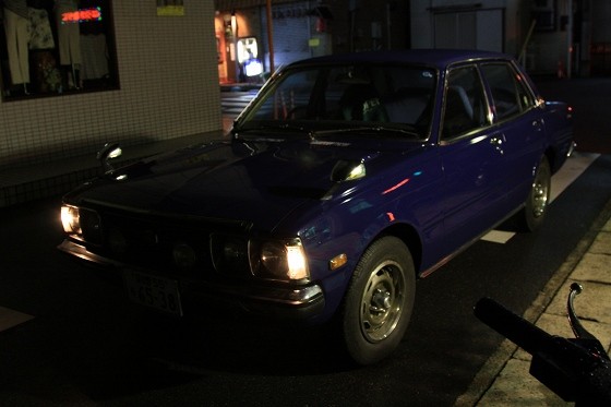 夜に再登場したA君のコロナGT、斜め前からのショット