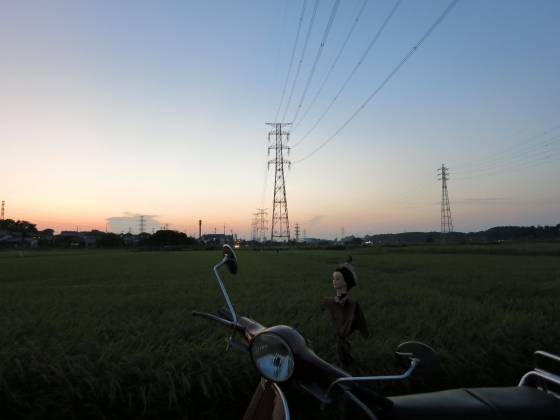 別のベスパで夕方の手賀沼沿いを走る試運転の様子