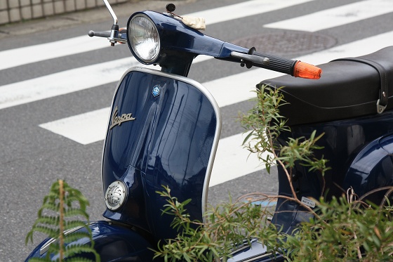 整備中のvespa125ET3の全体写真。黒のボディーが光っている。