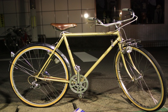 途中まで組み上げたクラシック自転車のフレーム
