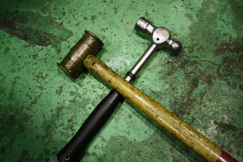 整備には通常使わない大型工具を使って力業で修理中